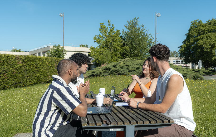 Etudiants en exterieur sur le campus du CFA Excellence Academy